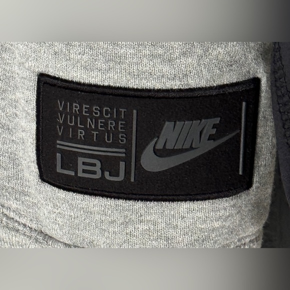 Nike Men's Gray and Black Lion Crewneck Sweater (Small) - Picture 5 of 6